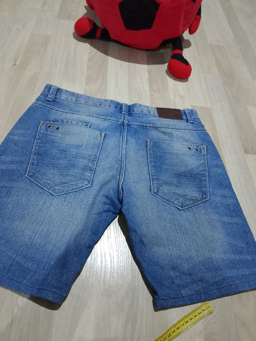 Pantaloni scurți