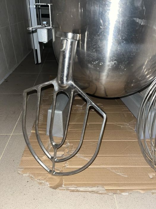 Професионален сладкарски миксер с 3 представки