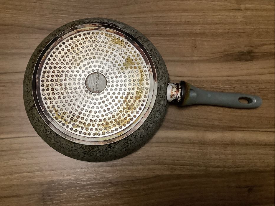 Сковороды б/у  в нормальном состоянии