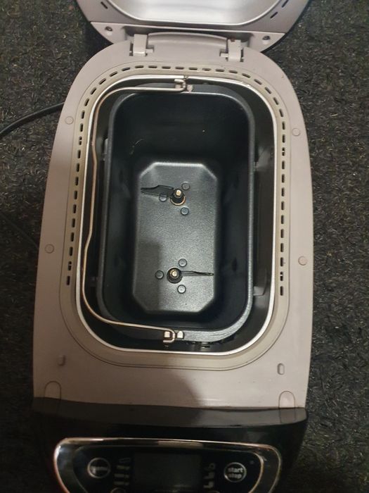 Vînd masina de pâine