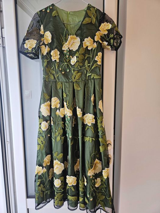 Стилна рокля, носена веднъж по повод