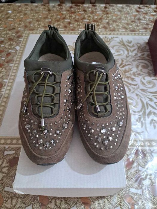 Ayollar oyoq kiyimi (krossovka) sotiladi.