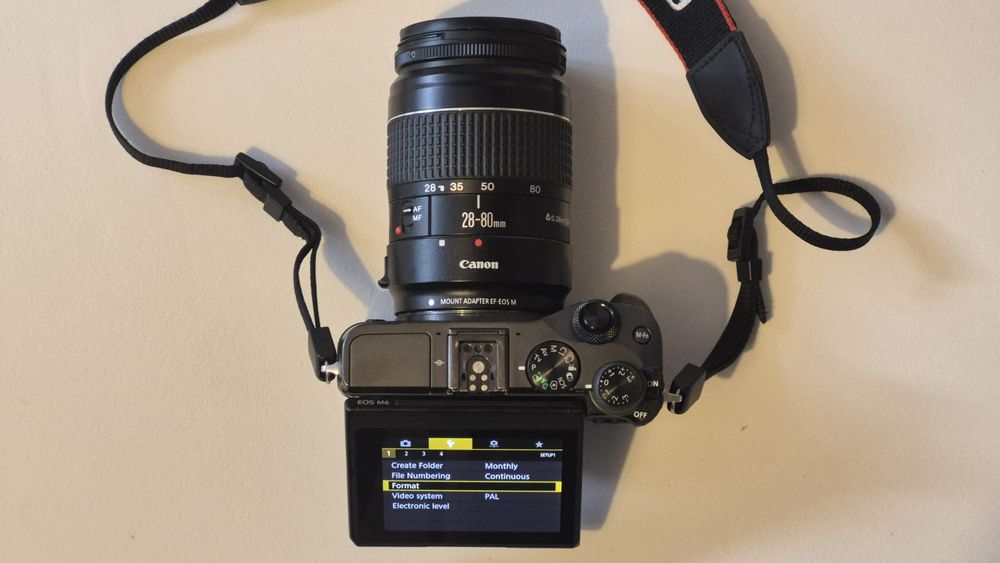 Canon EOS M6 + adaptor EF-EOS M + Obiectiv 28-80 + geanta