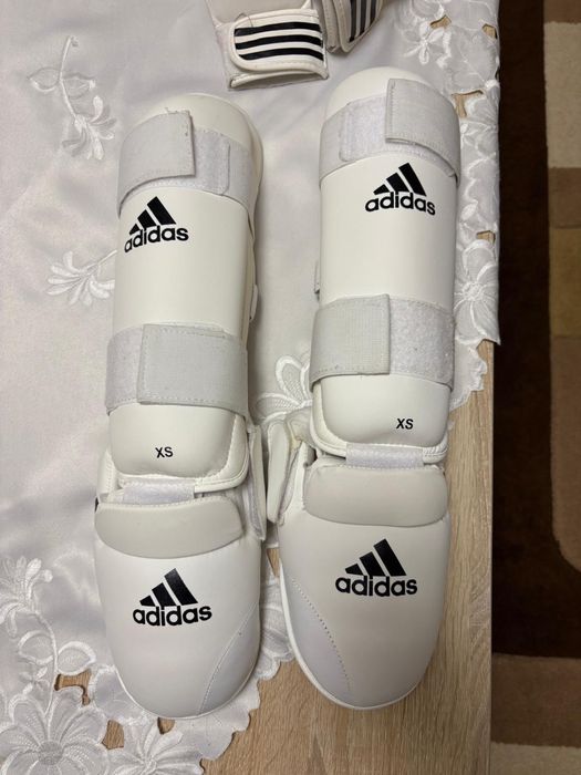 Vand manusi si tibiere cu botosei Adidas