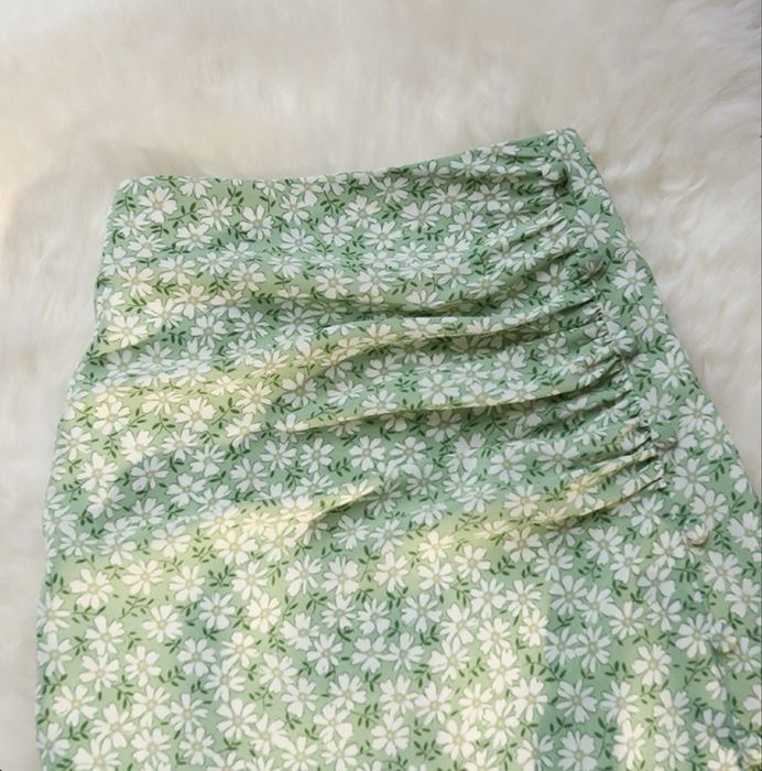 Зеленая юбка с вырезом