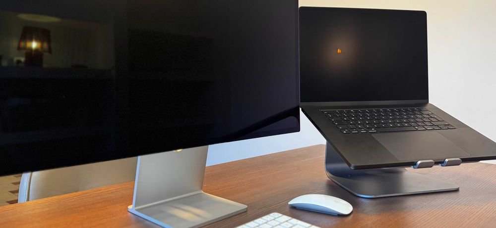 Apple Studio Display – 27” 5K, mică imperfecțiune estetică (neobservabilă, pe rama)