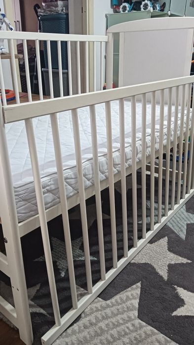 Vând pătuț din lemn cu saltea de cocos