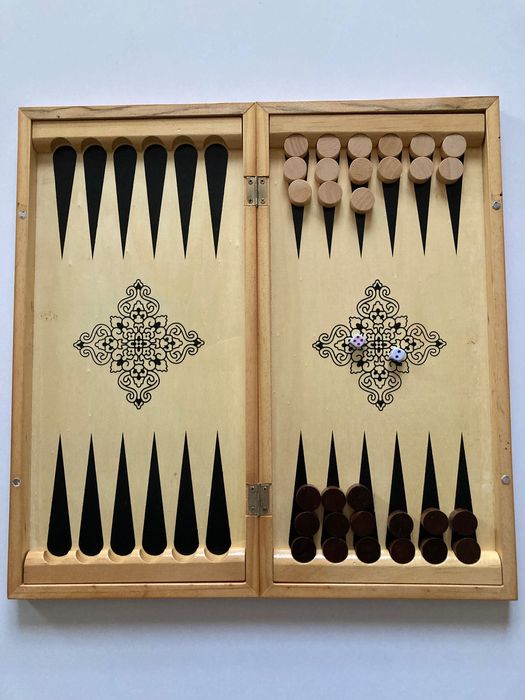 Табла в дървена кутия