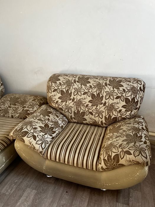 Диван с кресломи