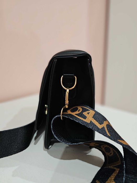 Малка черна чанта