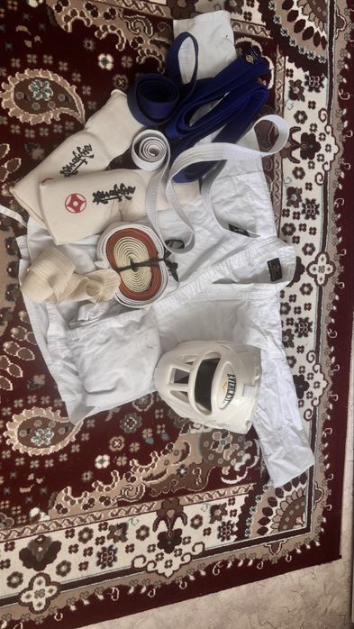 Кимано с разными поясами и шлем