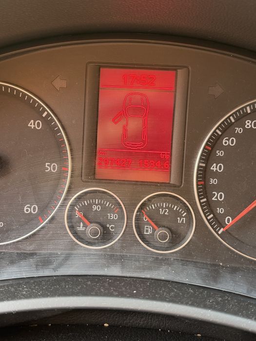 Vand VW GOLF 5 (PRETUL ESTE DE 2.200 NU 3000)