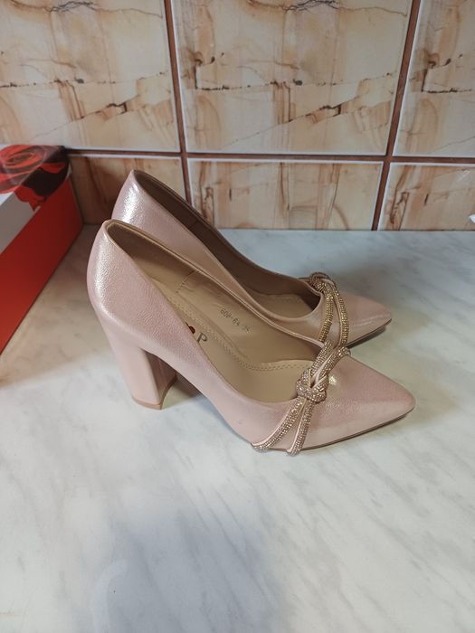 Pantofi cu toc  marime 35 câteva ore purtați.