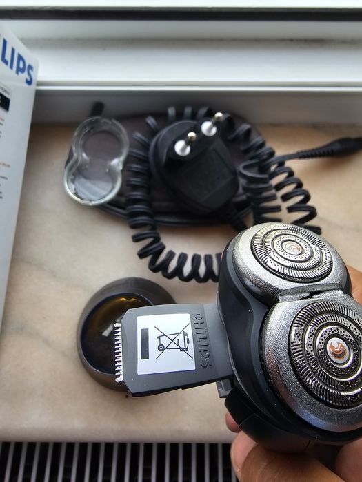 Aparat de ras electric Philips