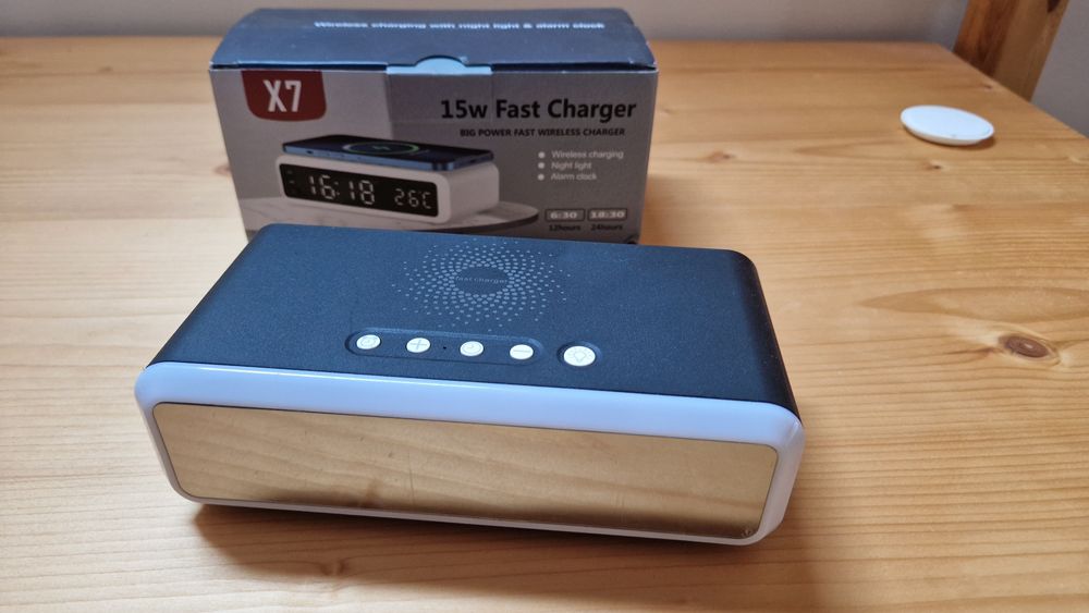 Радиочасовник с 15W безжично зарядно