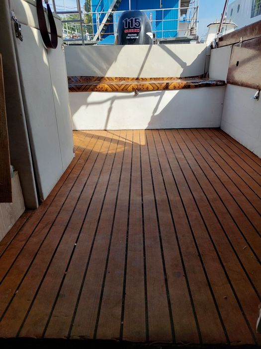 Vând barca cabinata cu motor și peridoc