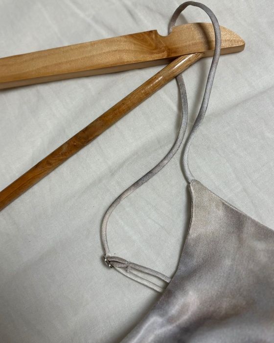 Нова сатенена рокля на Bershka