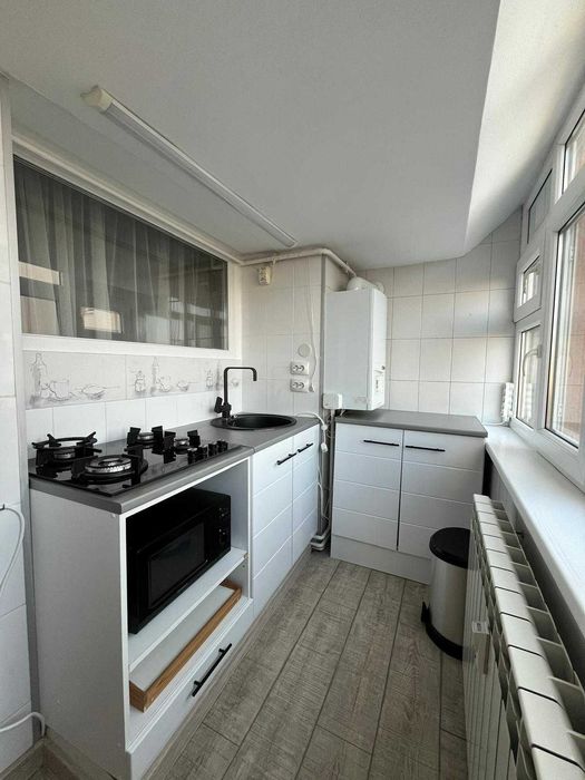 Ofer spre închiriere apartament de 2 camere în spatele Primăriei, în centrul Craiovei