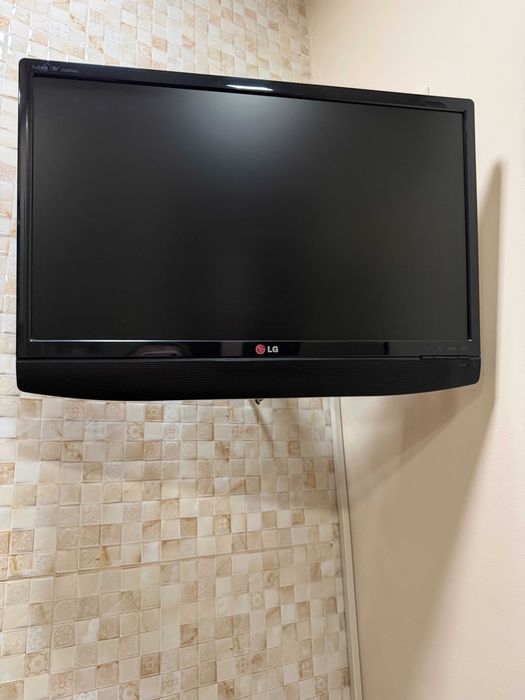 Телевизор + кронштейн LG LED 22” Full HD в отличном состоянии