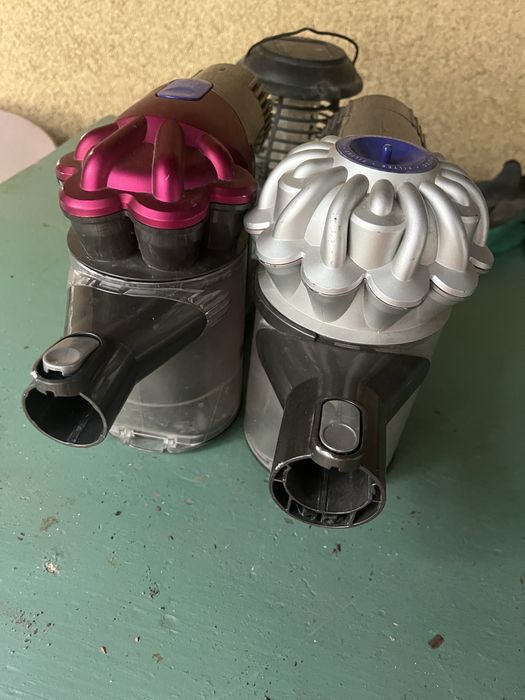 2x aspiratoare Dyson