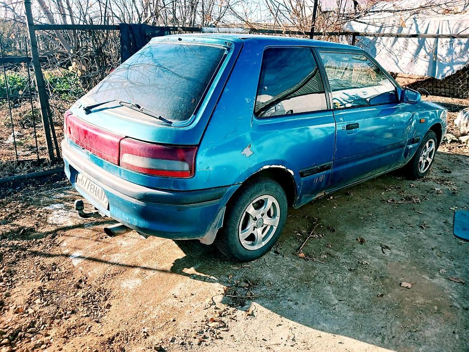 Машина Mazda 323