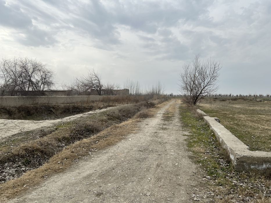 yer uchatkasi maydoni 12 sotix uy joy sotiladi