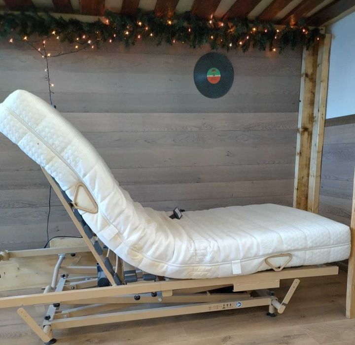 Pat medical pentru îngrijire bolnavi/recuperare, electric, cu telecomandă – Stare Excelentă