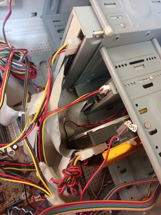 Продам компьютер старый всё на месте