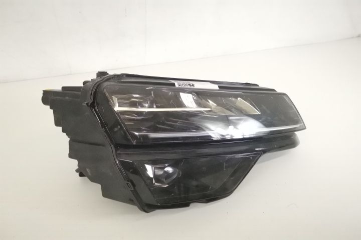 Фар Дясно Оригинален Лед Авариран Шкода Карок / Skoda Karoq Повреден д