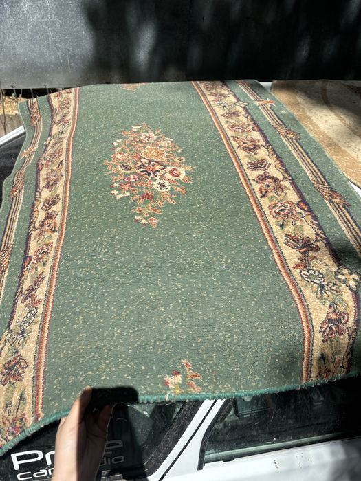 старые ковры, но в хорошем состояний