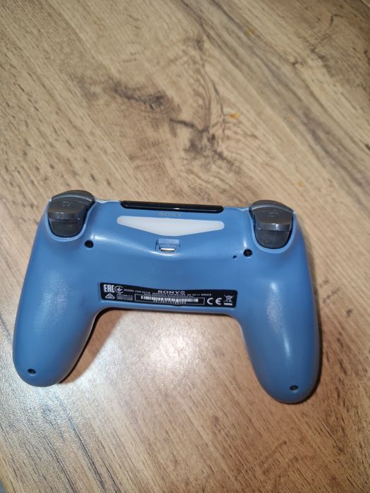 Продам оригинальный геймпад DualShock4 v2
