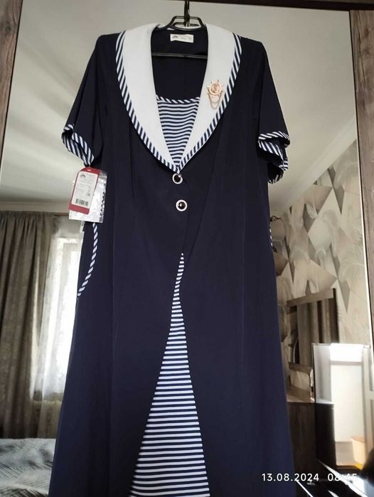 Продам несколько платьев новых и спортивные кеды