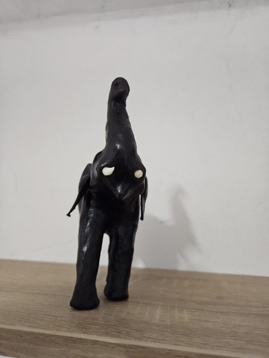 Elefant din piele neagra
