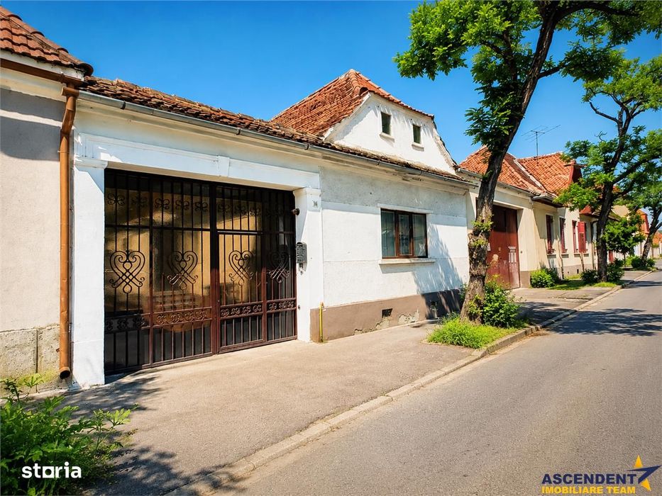 Casa cu 4 camere, garaj, pivnita boltita si potential, Brasov