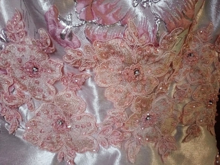 Нарядное миди платье