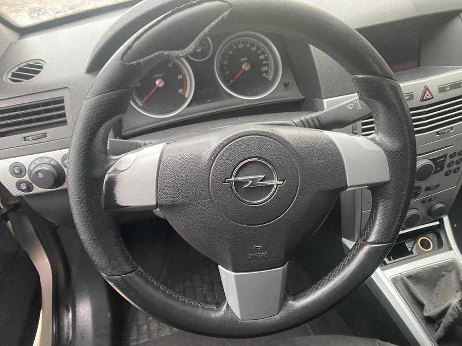 dezmembrez opel astra H 1.7 euro 3/capota astra h/usa astra h