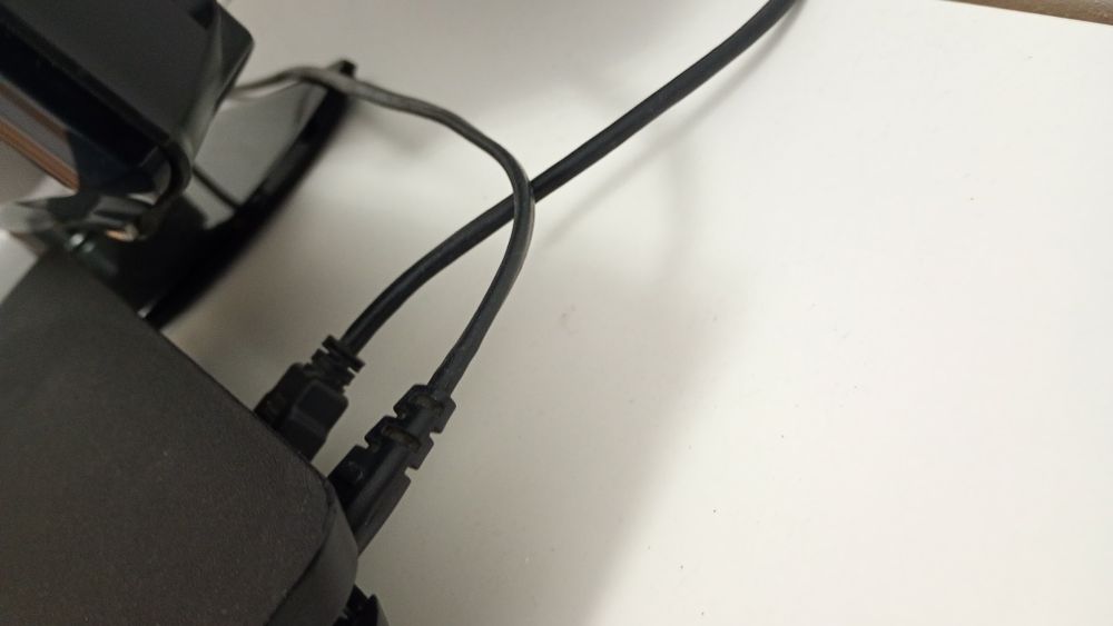 Ps4 în stare bună cu 3 controlere și 2 jocuri