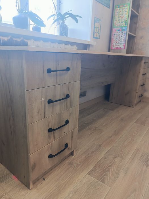 Продам письменный стол на двоих.