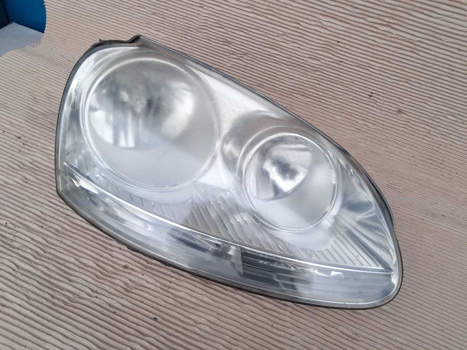 Vw Golf 5, far dreapta cu becuri si mufe, din dezmembrari