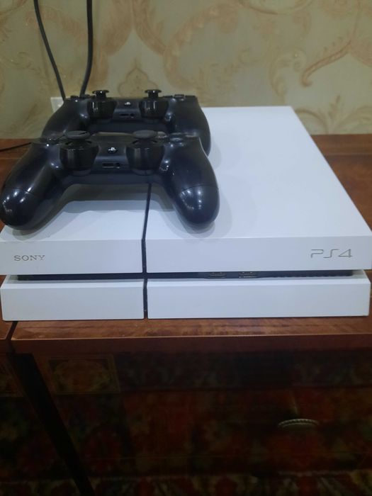 PlayStation 4 с 2 джойстиками