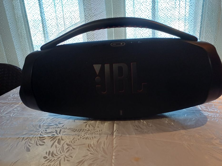 Vând boxa jbl bombox 3