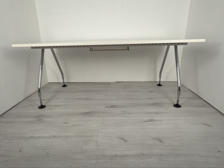 Бюро от марката  на Vitra Ad Hoc Design обзавеждане
