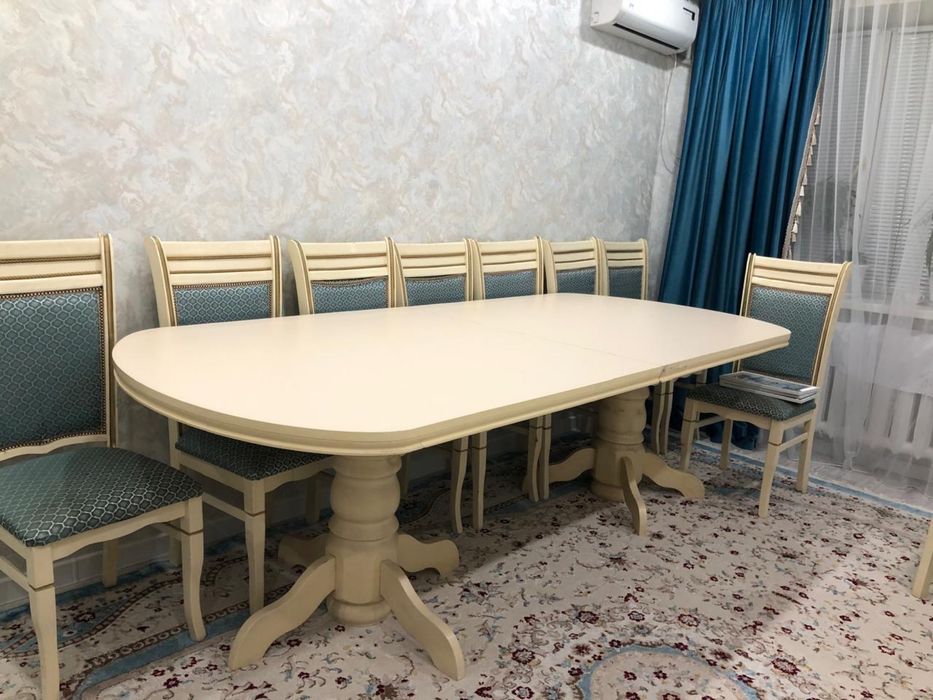 Продам стол в гостиную.