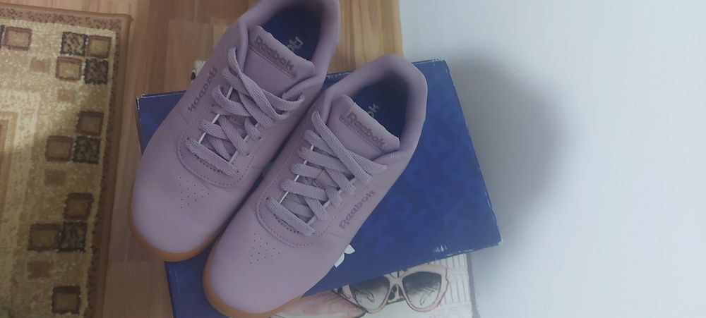 Vând adidași Reebok