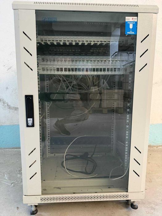 Rack Server de Podea 18U, Ușă Sticlă cu Cheie, 3x Patch Panel Schrack 24 Porturi + PDU + Ventilator, 600x600x1000mm