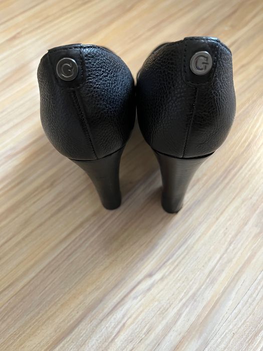 Обувки на висок ток GUESS