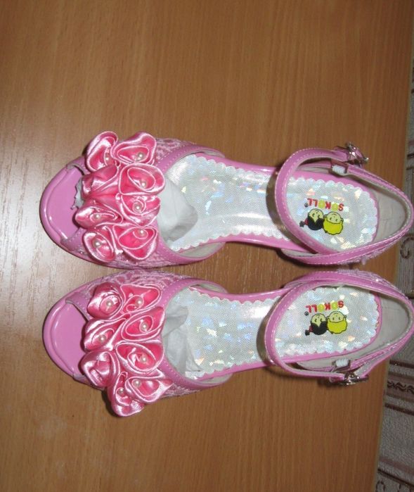 Продам розовые туфли на девочку по стельке 21 см