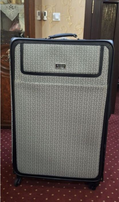 Guess chemodan ideal