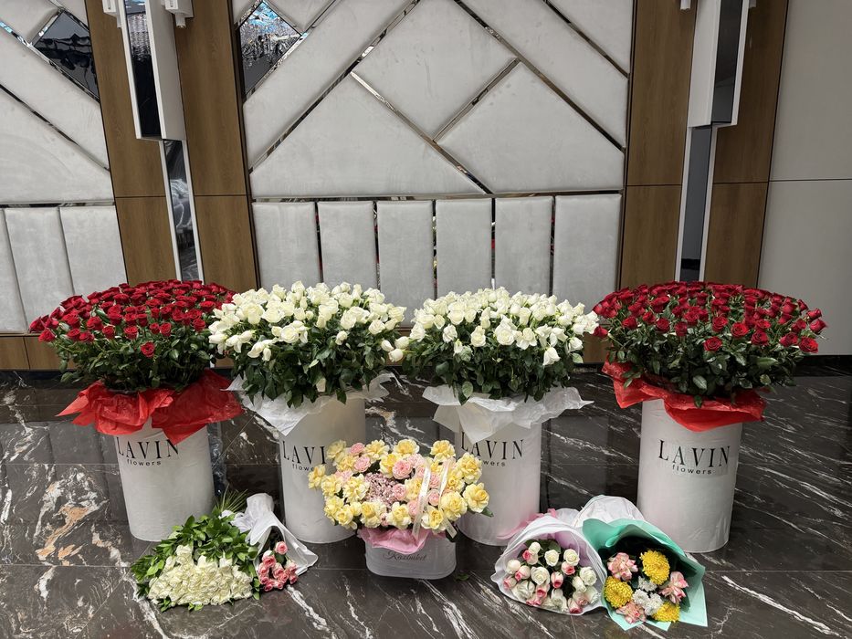 Продаются 4 коробки цветов