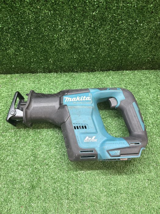 Безчетков саблен трион Makita DJR188
